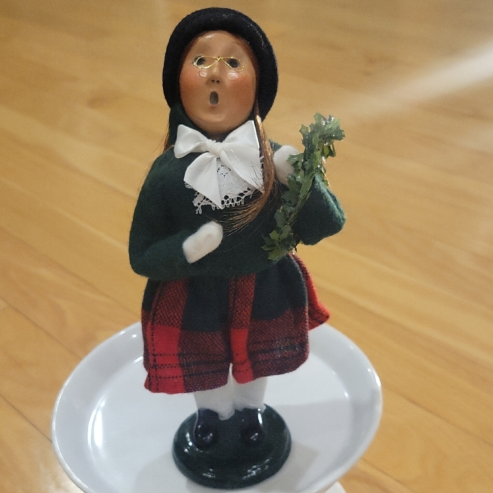 Byers Choice Vintage Charming Holiday Caroler Figurine